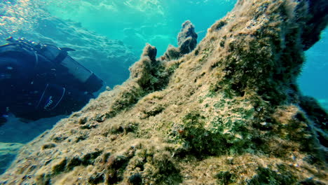 Amigos-Explorando-Las-Profundidades-Del-Mar-Con-Equipo-De-Buceo,-Punto-De-Vista