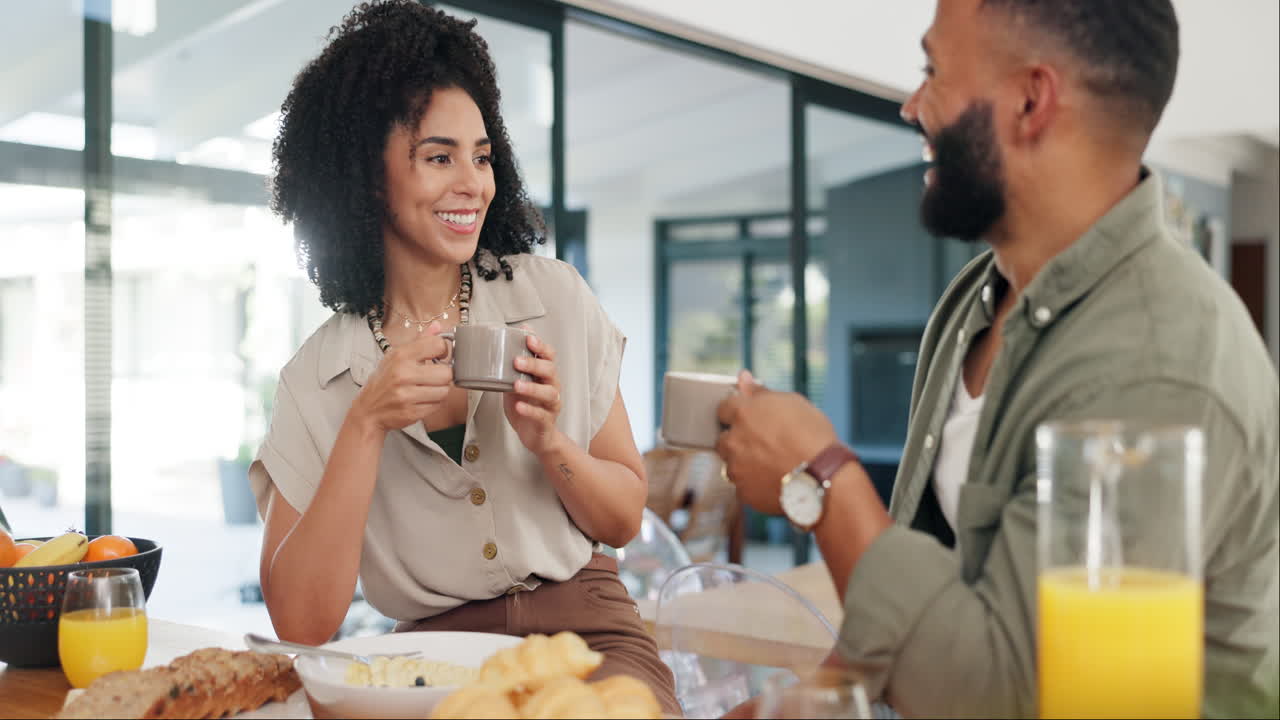 una pareja feliz disfrutando del desayuno juntos.