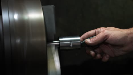 trabajo de metales en un torno