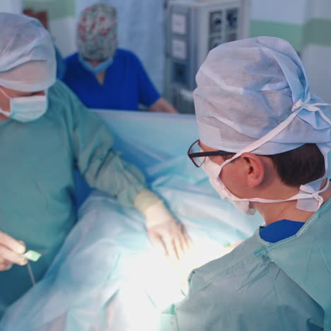 top view of medical specialists at work. professional doctors treating patient on the background of modern operating room.