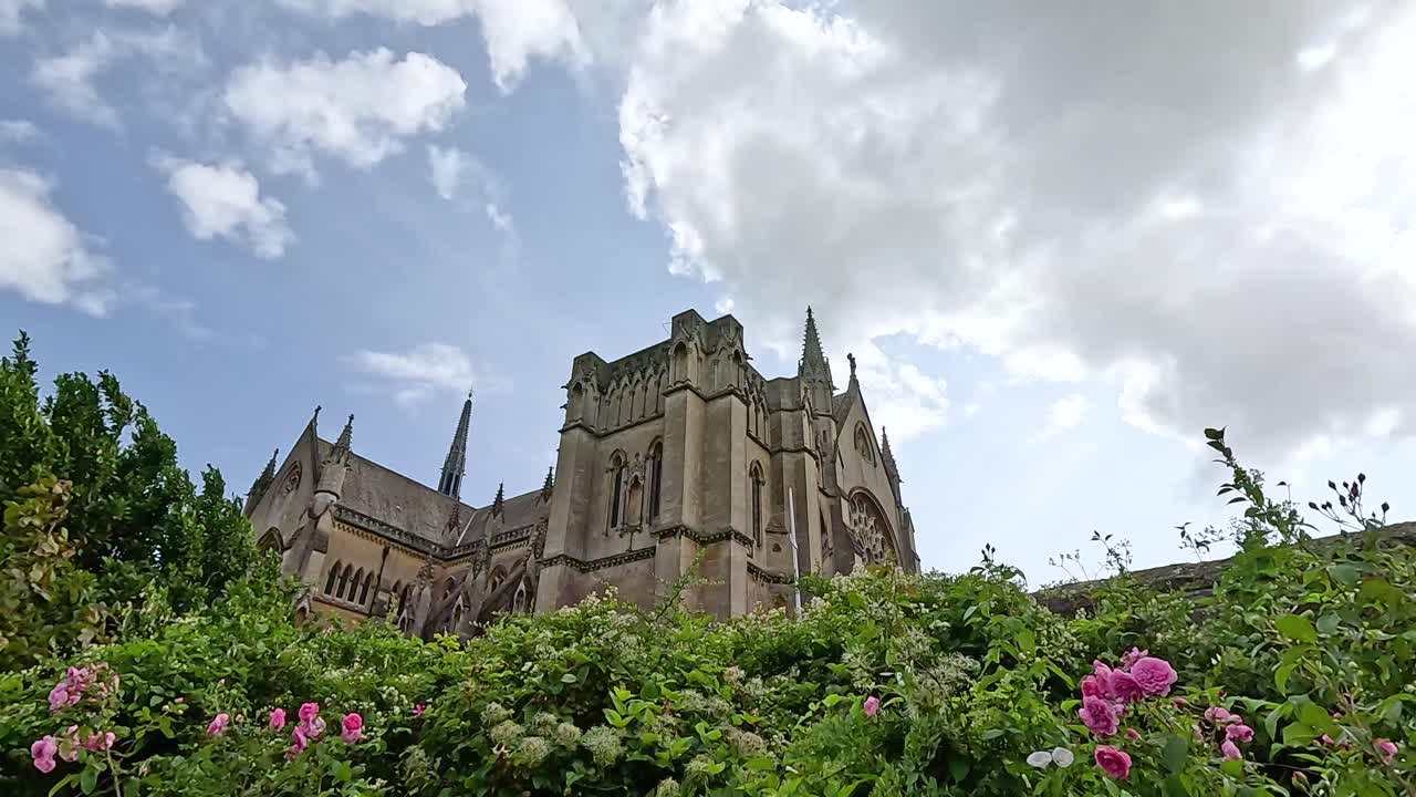 구름이 가득한 하늘 아래 꽃이 피는 정원이 있는 성