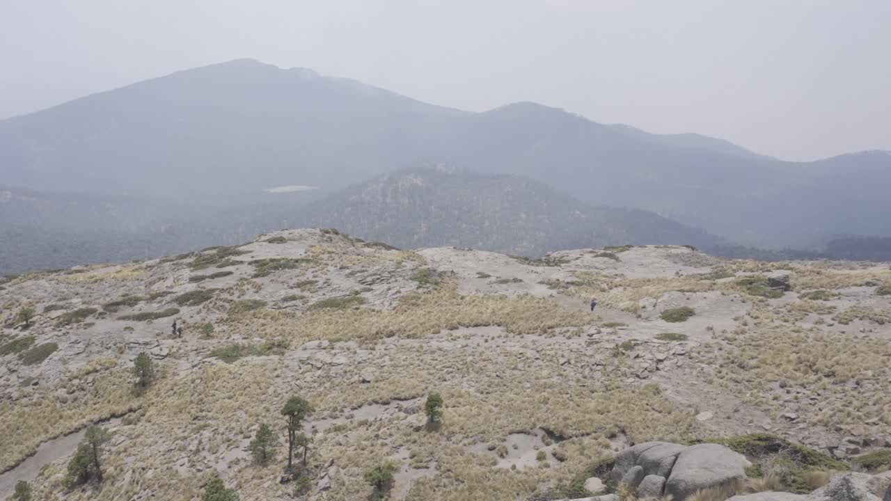 숲속의 멕시코 화재로 우울한 날 틀라록 산 꼭대기에 앉아 있는 히스패닉 등산객들의 클로즈업 샷