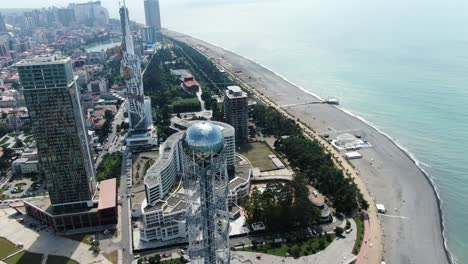 majestätischer alphabetturm der stadt batumi, luftdrohnenumlaufbahnansicht