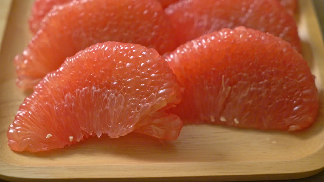 pomelo rojo fresco o pomelo en el plato