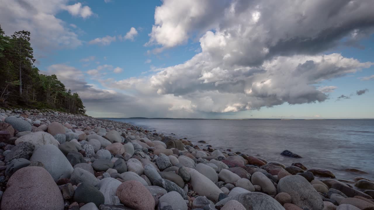 Spiaggia rocciosa dell'ultima era glaciale nella Norvegia meridionale.