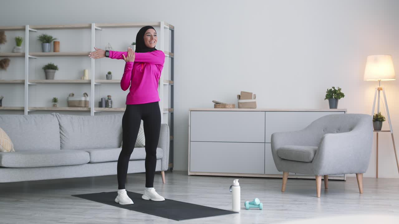 mujer estirándose en casa