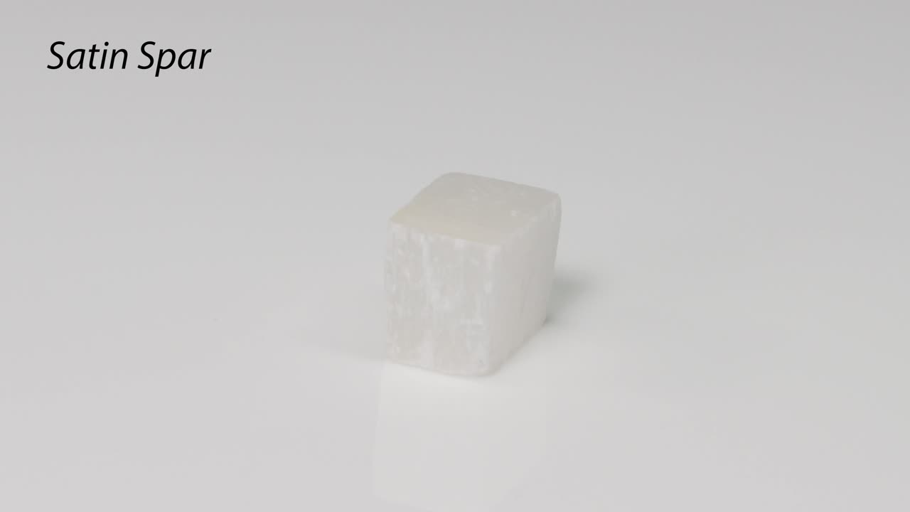 vista giratoria de un cristal de esparto de satén