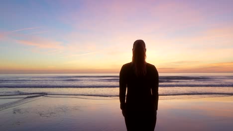 Frau-Breitet-Ihre-Arme-Aus-Und-Beobachtet-Das-Meer-Im-Morgengrauen