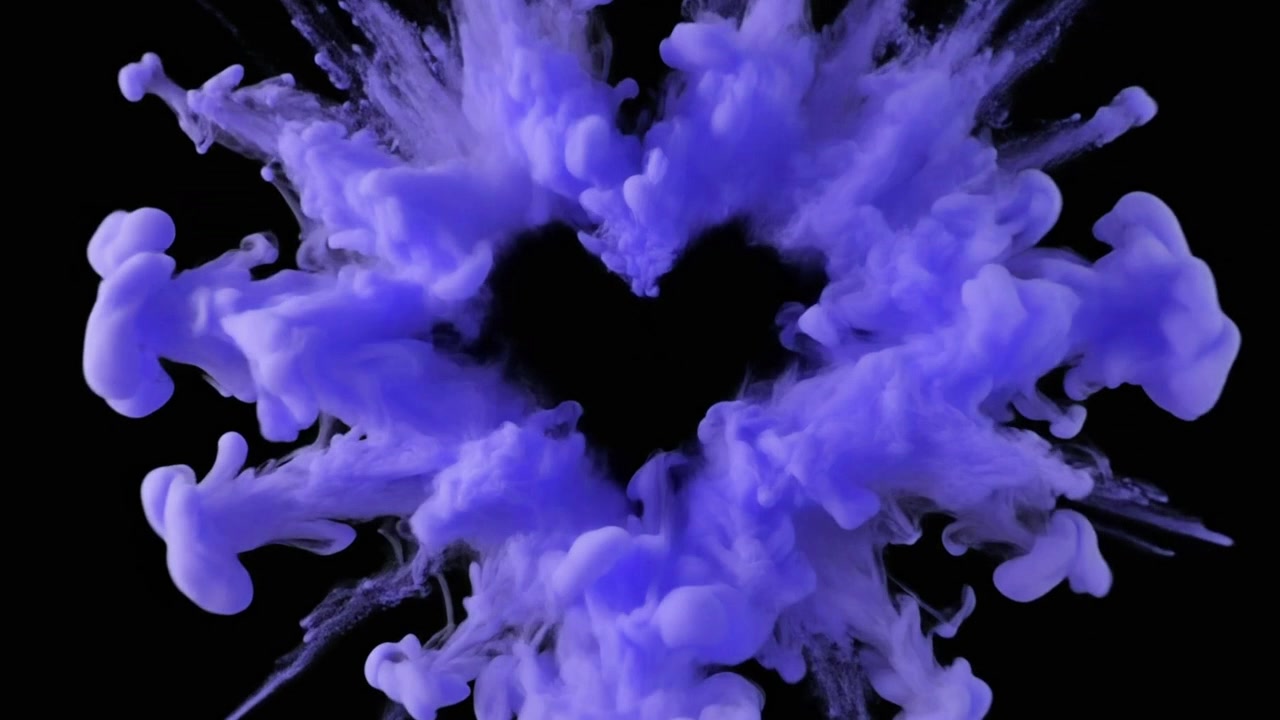 Fumo viola a forma di cuore su sfondo nero