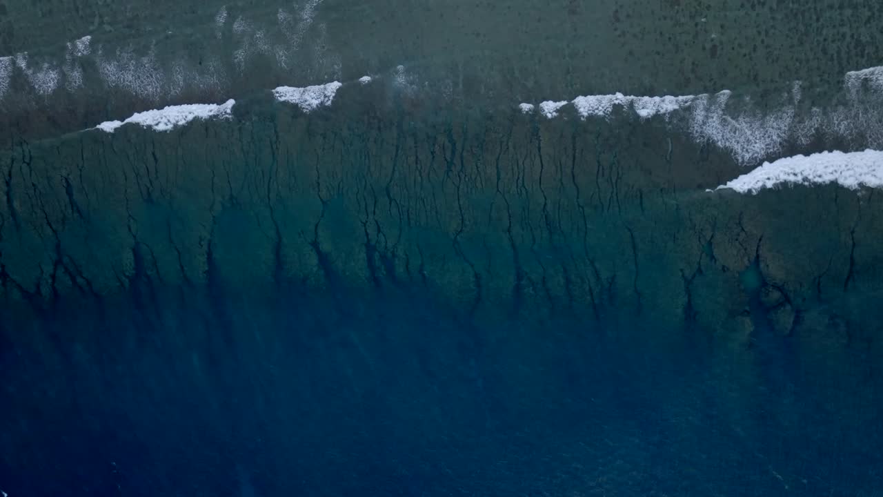 Ondas quebrando em um recife seco, filmado com um drone, Saint-Gilles, Ilha da Reunião.