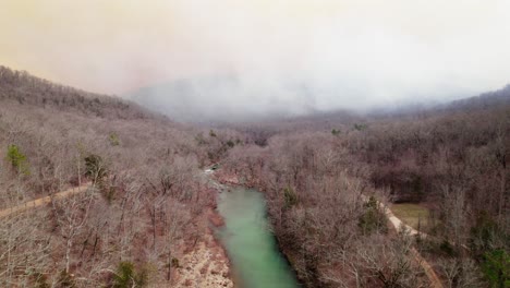 incendio forestal sobre un río drone imágenes