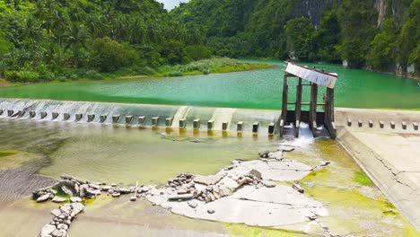 foto aérea de la presa del río daywan en surigao del norte en filipinas de un destino turístico de vacaciones