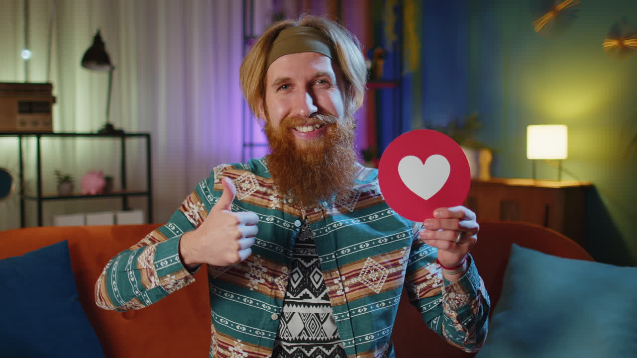 мужчина поднимает большой палец и держит знак сердца.