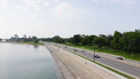 coches conduciendo por la orilla del lago en chicago, illinois en la mañana de verano