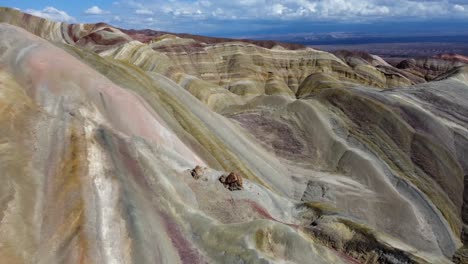 Las-Coloridas-Líneas-De-Los-Estratos-Del-Suelo-Crean-Hermosos-Patrones-Montañosos,-Argentina