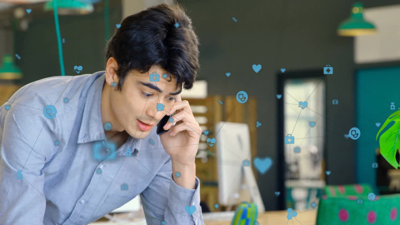 사무실에서 스마트폰으로 대화하는 백인 남성 위의 선으로 연결된 아이콘의 애니메이션