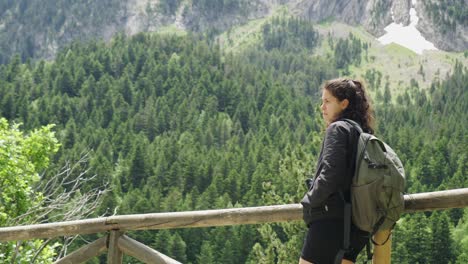 Abenteuerlustiges-Mädchen-In-Den-Bergen,-Das-Die-Landschaft-Von-Einem-Aussichtspunkt-Aus-In-Aller-Ruhe-Betrachtet