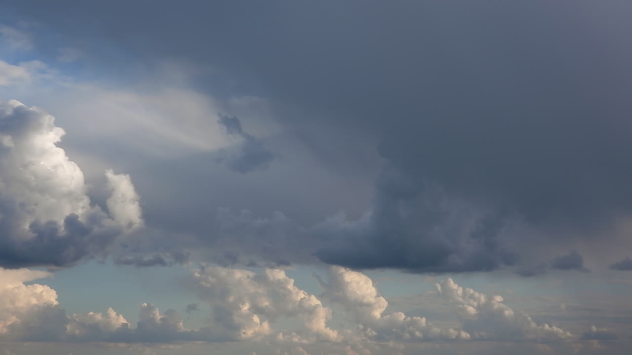 시간 경과 | 푹신한 폭풍 구름이 황폐한 푸른 하늘을 통해 춤을 춥니다.