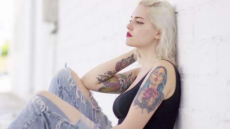 sexy joven sensual con un tatuaje de vampiro