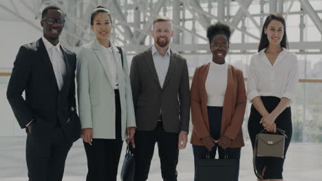 equipo de negocios diverso en una oficina moderna