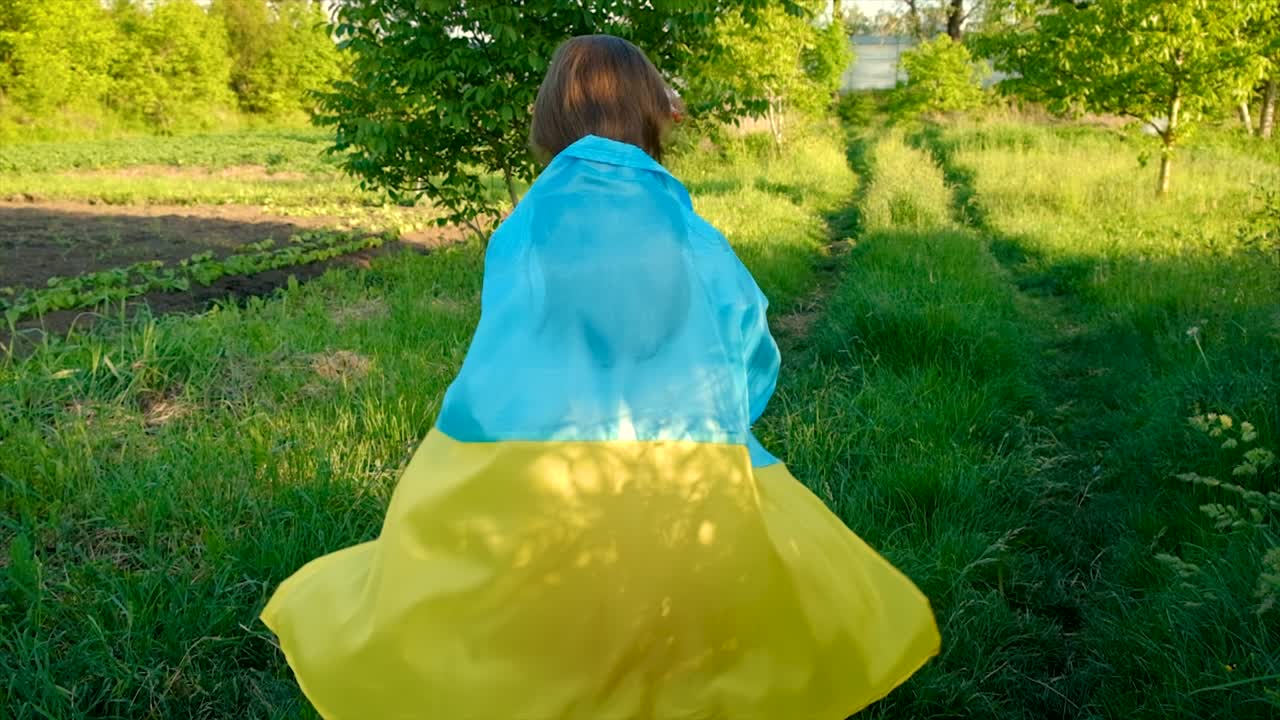 우크라이나 발을 가진 애국자 아이. 선택적 초점. 아이.