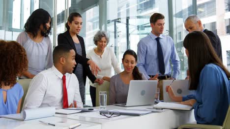 hombres de negocios en una reunión en la sala de conferencias