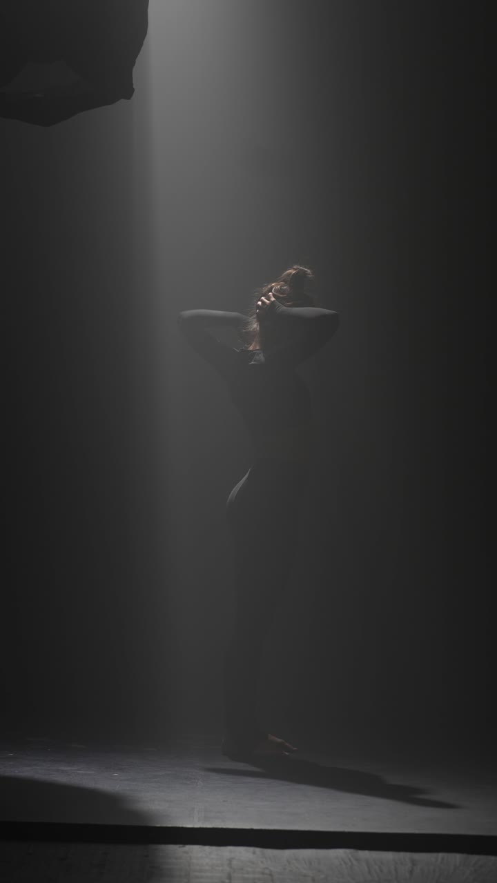 actuación de danza contemporánea en un estudio oscuro