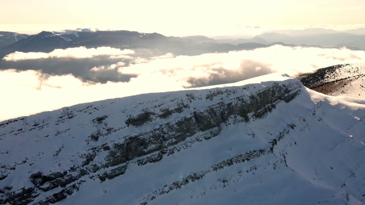 눈과 수평선에 구름으로 덮인 스페인 피레네 산맥의 공중 전망