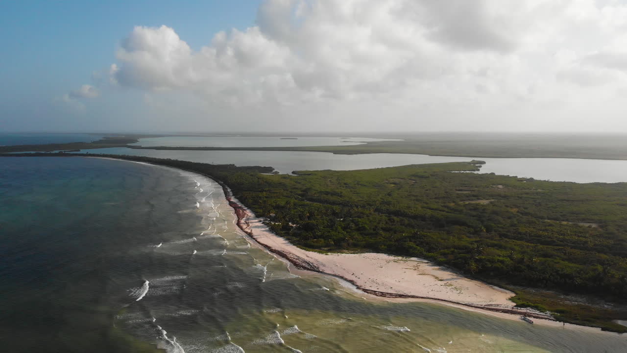 vuelo de dron sobre los manglares de la reserva biológica de sian ka'an