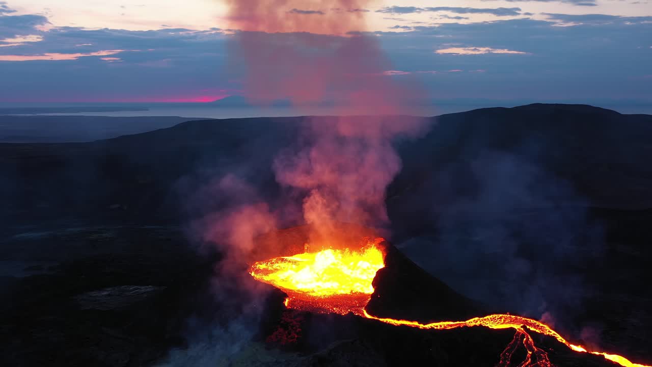 Vulcano in eruzione al tramonto