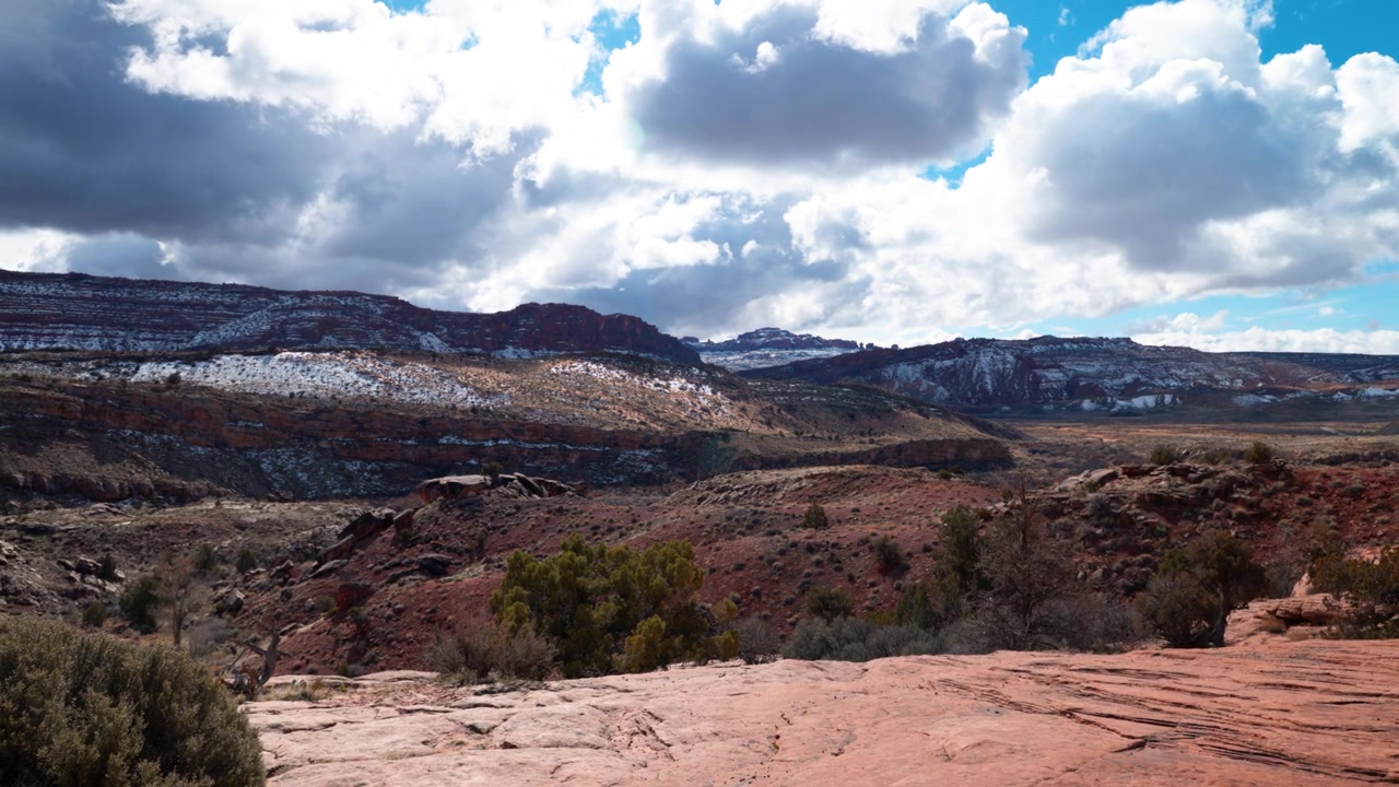 Panoramica che mostra uno splendido paesaggio di grandi montagne e cieli azzurri limpidi nel Parco Nazionale degli Arches, Utah