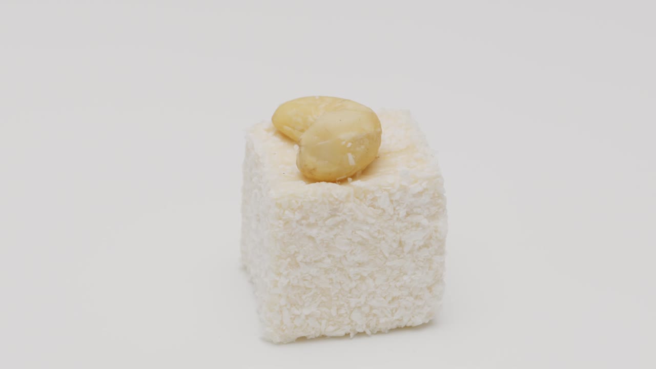 postre de delicias turcas aislado sobre un fondo blanco