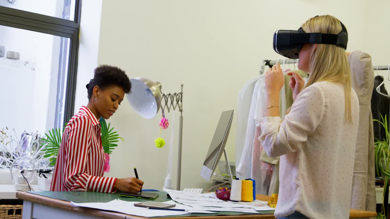 diseñadores de moda que usan auriculares de realidad virtual y tableta gráfica 4k