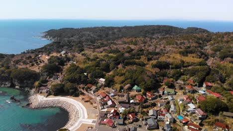 panorámica lenta a través de la hermosa isla japonesa con un pequeño pueblo de puerto pesquero