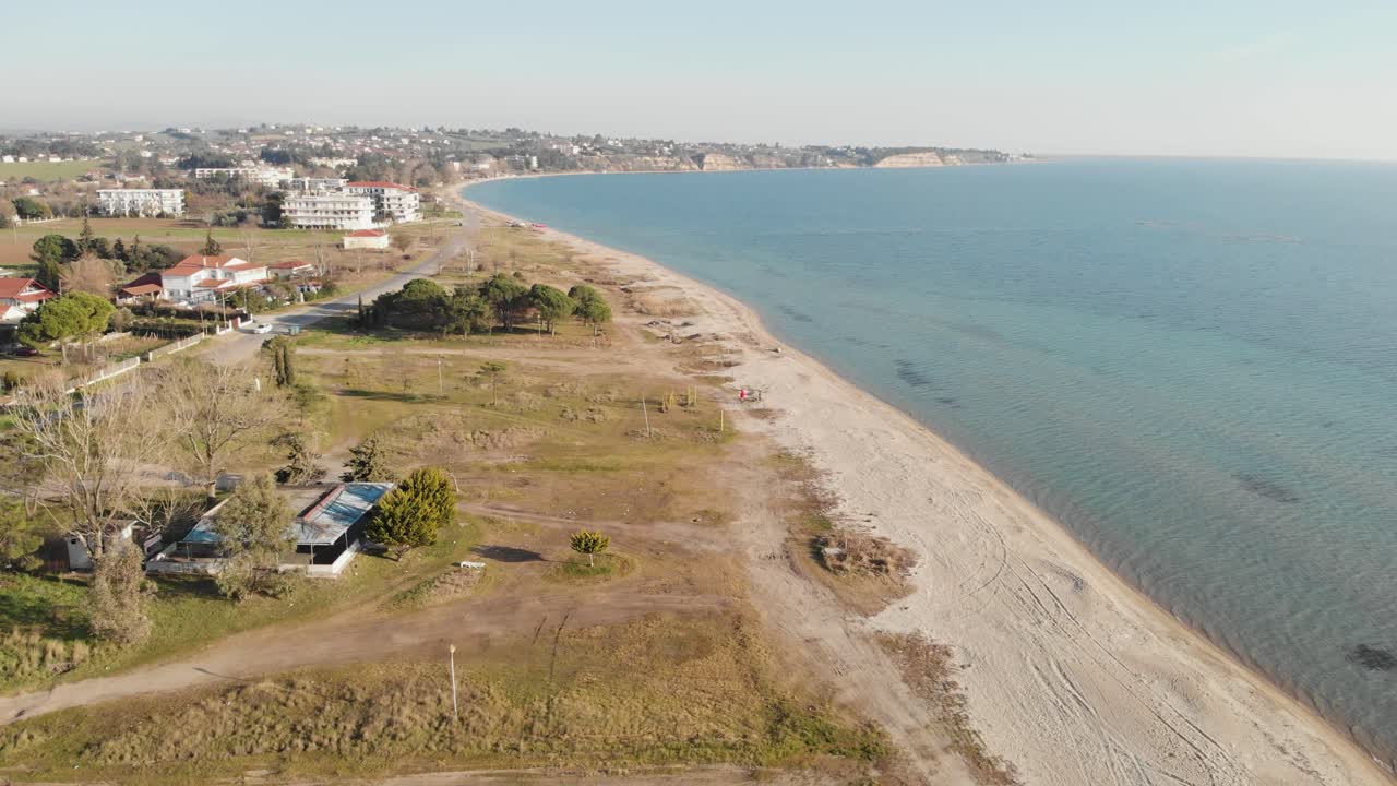 аэрофотосъемка с дрона над береговой линией ангелохори греция лето солнце