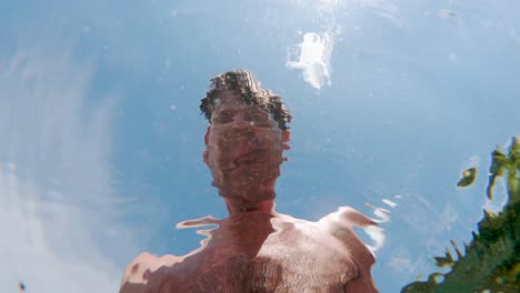 un joven blanco mira hacia el lago, selfie en cámara lenta desde el agua