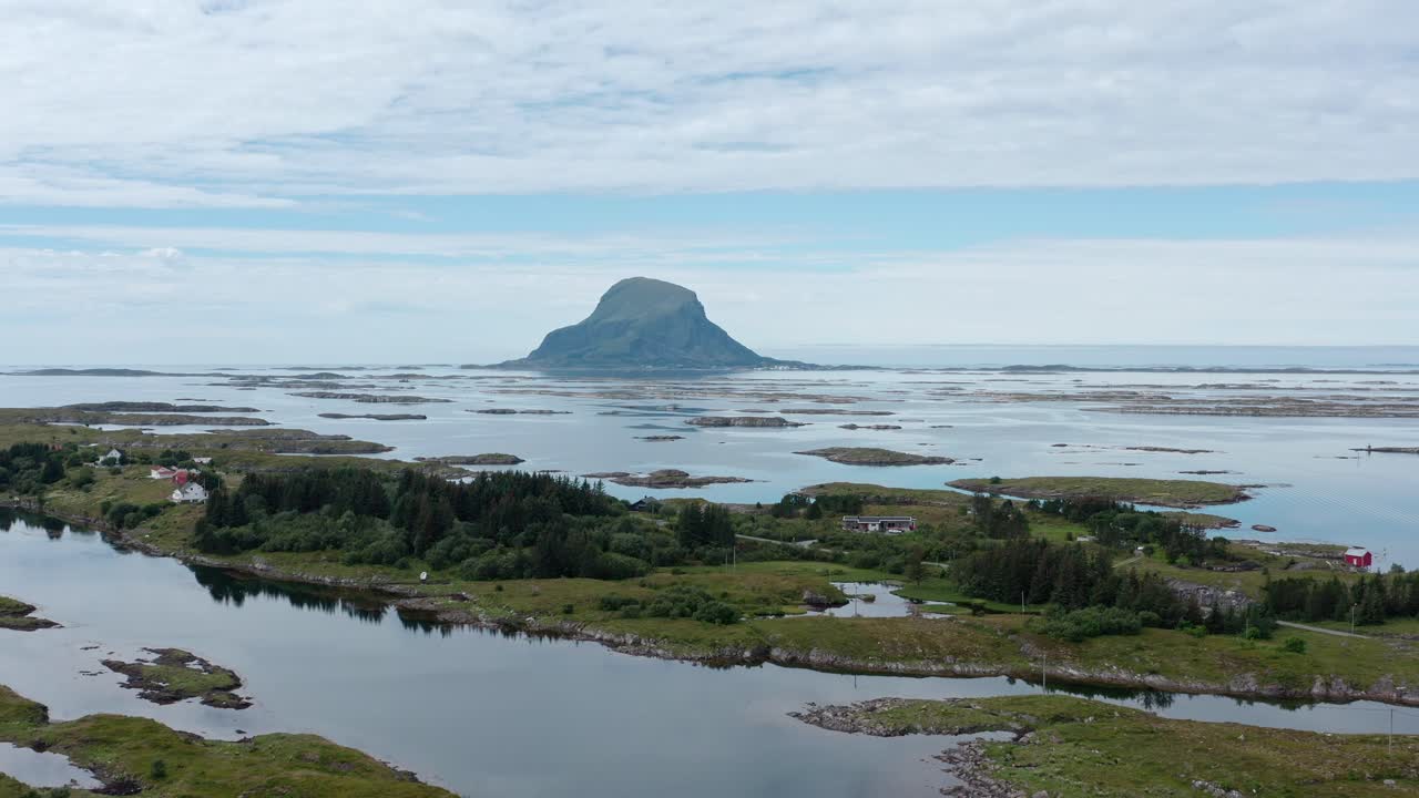 impresionante paisaje natural de fiordos en la isla de lovund en luroy, noruega
