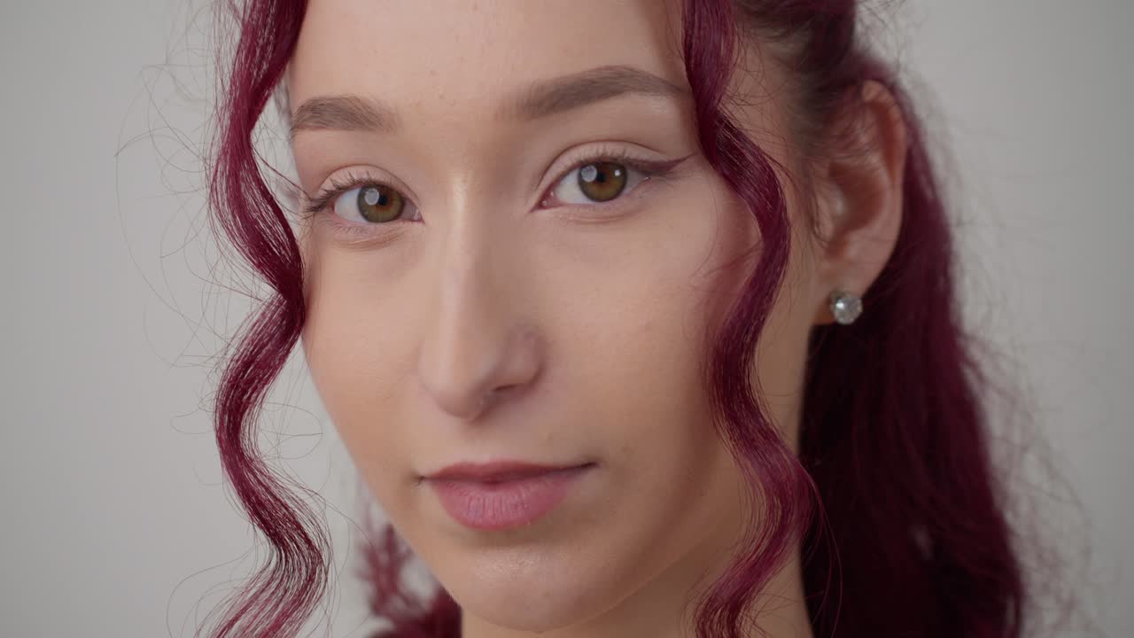 macro primer plano cardán tiro de mujer hermosa cara mirando a la cámara