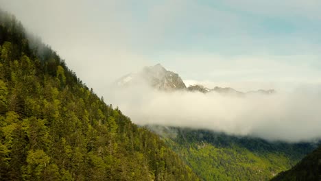 un dron disparó en las montañas de los pirineos franceses con nubes en el fondo