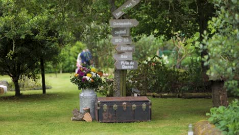 Hochzeitsfarmdekorationen-Im-Freien-Mit-Blumen-Und-Wunderschönem-Garten-Und-Sonnenschirmen