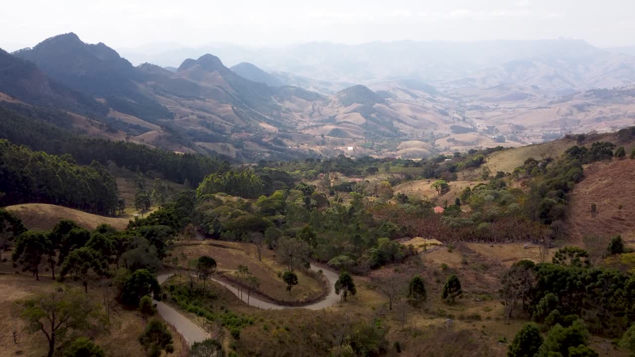 Montagne e campi nella valle di São Bento do Sapucaí.