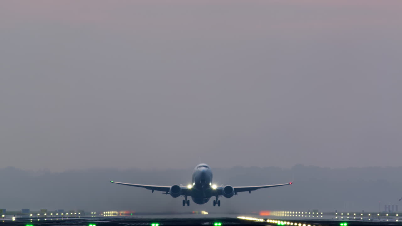 안개가 많은 날씨에 비행기가 착륙하거나 이륙합니다.