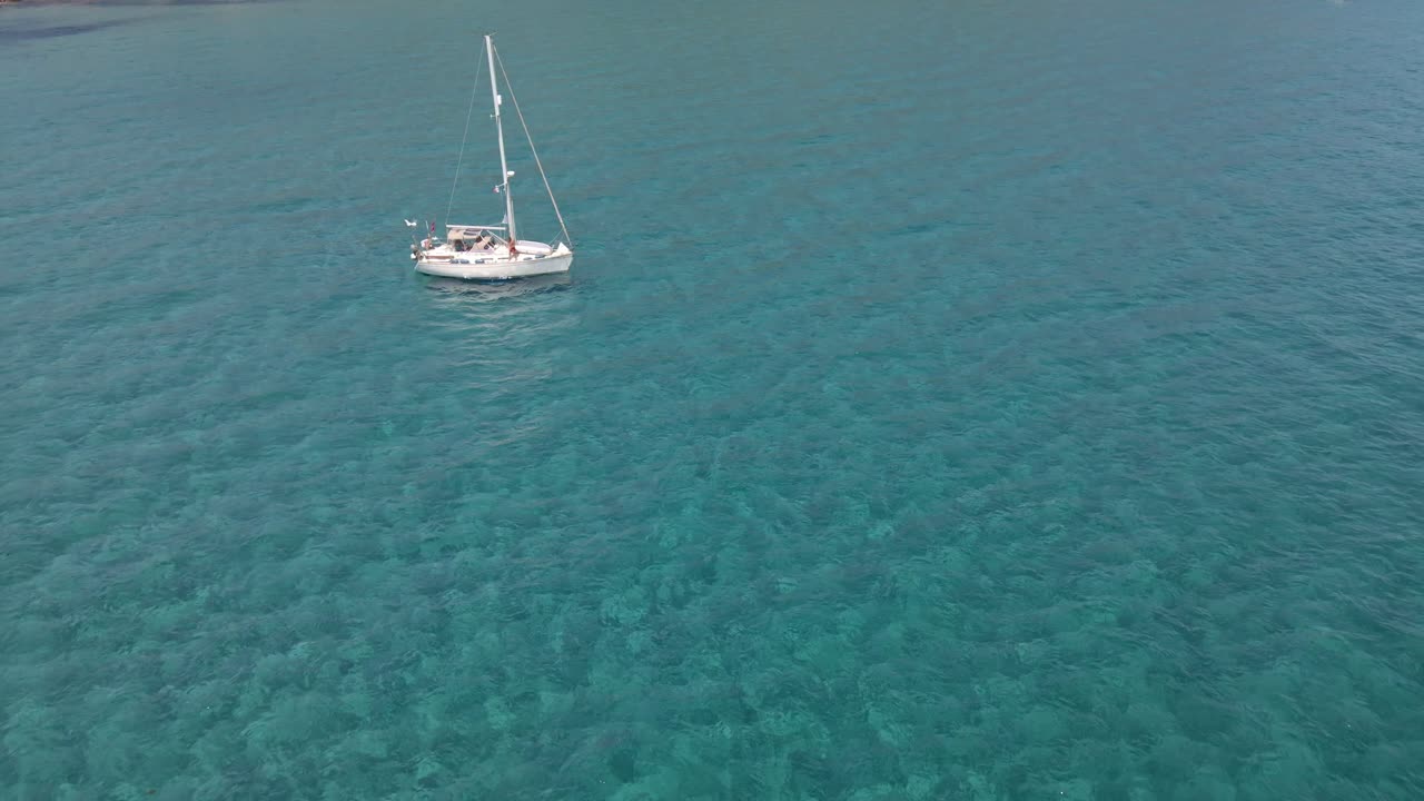 volando hacia atrás vista del mar tropical con barcos