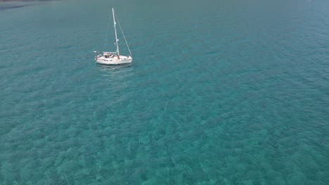 Flying-Backwards-View-of-Tropical-Sea-with-Boats