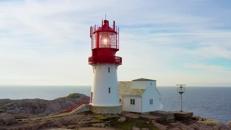faro costero. el faro de lindesnes es un faro costero en el extremo sur de noruega.