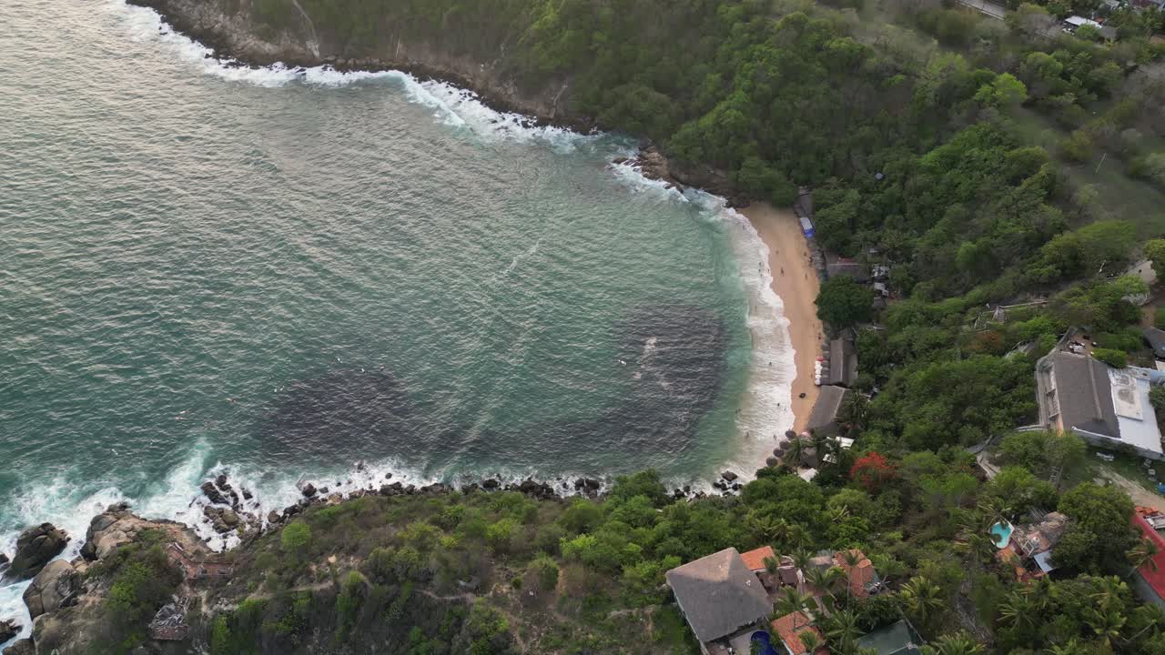 perspectiva aérea de la playa de carrizalillo, ubicada en puerto escondido, oaxaca, méxico