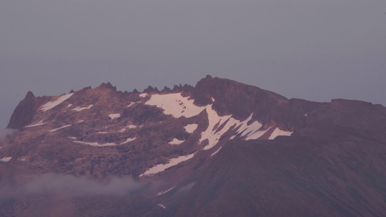 노르웨이 의 칼드파르네스 에서 일몰 때 눈 이 내리는 안개 가  ⁇ 인 산 스트리티덴