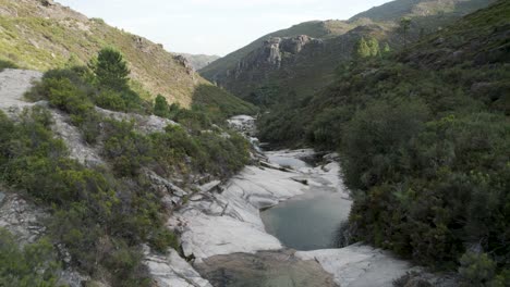 vista aérea paisaje natural, lagunas cristalinas puras, sendero de montaña parque nacional gerês