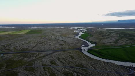 Vorwärts-Drohnenaufnahme-Von-Fluss-Und-Straße-Während-Der-Mitternachtssonne-Island-Ringstraße