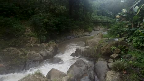 Vorwärtsflug-Aus-Der-Luft-über-Den-Tropischen-Gitgit-Wasserfall-Mit-Bach-Zwischen-Regenwald-Auf-Bali